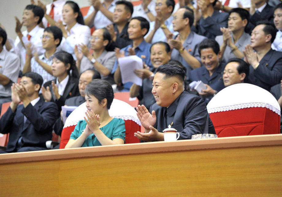 金正恩携夫人观看亚洲杯举重比赛