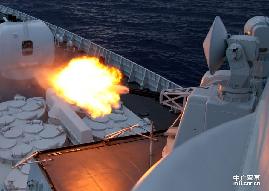实战化条件下的实弹射击演练,取得了主炮精确命中目标,近防副炮密集覆