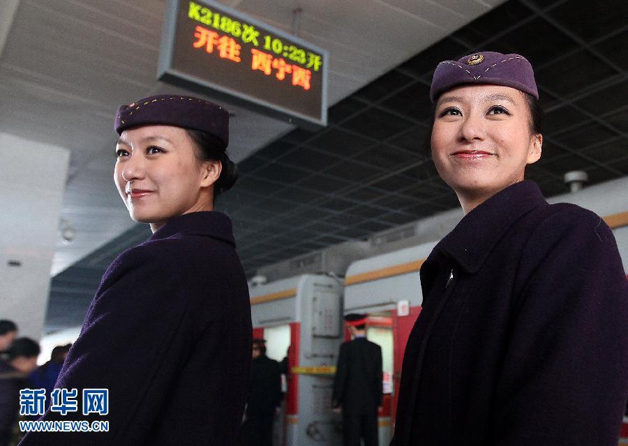 當日是2014年春運首日,鐵路上海客運段的雙胞胎姐妹毛靜,毛雯被抽調到