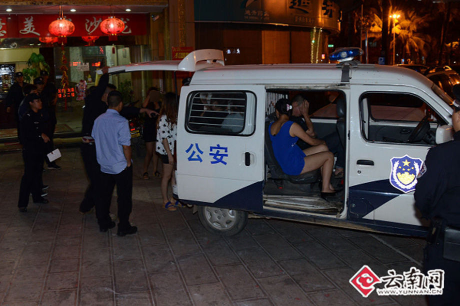 云南西双版纳警方清查涉黄场所 抓获34名涉黄人员