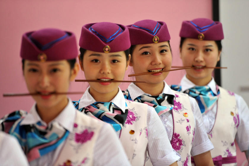 重庆"动姐"叼筷子练微笑精确到毫分