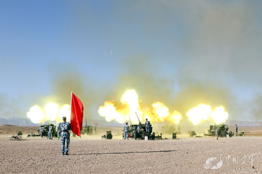 高清:实拍兰空高炮某团野外驻训实施集火射击