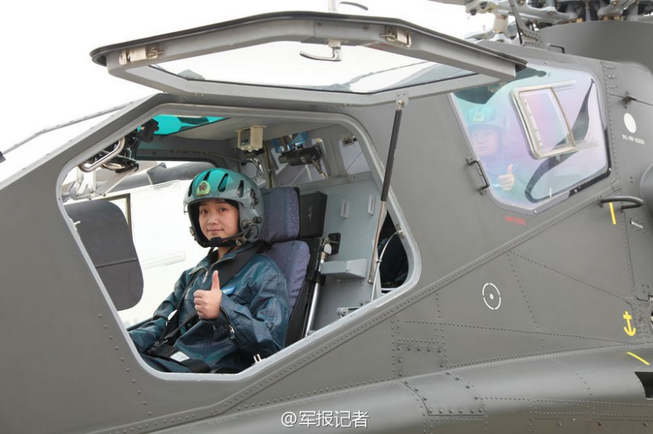 高清:中国陆航首批武装直升机女飞行员亮相_军事频道