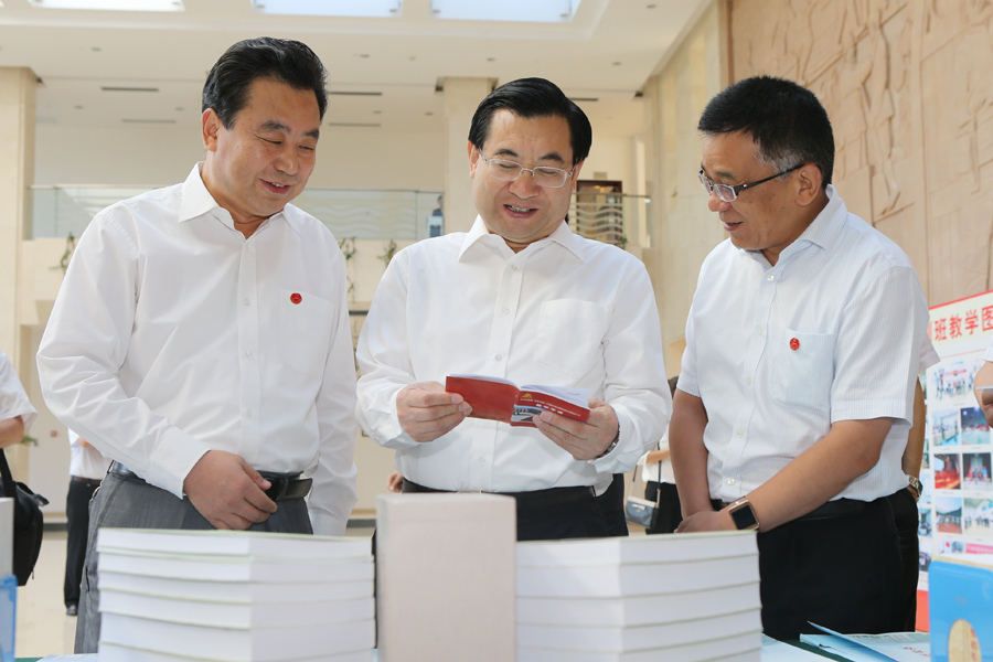 陕西省长胡和平(中)视察中国延安干部学院,参观"纪念百期厅局级干部