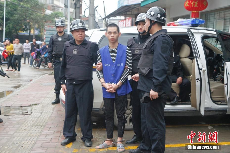 广西钦州警方公开押解犯罪嫌疑人辨认作案现场