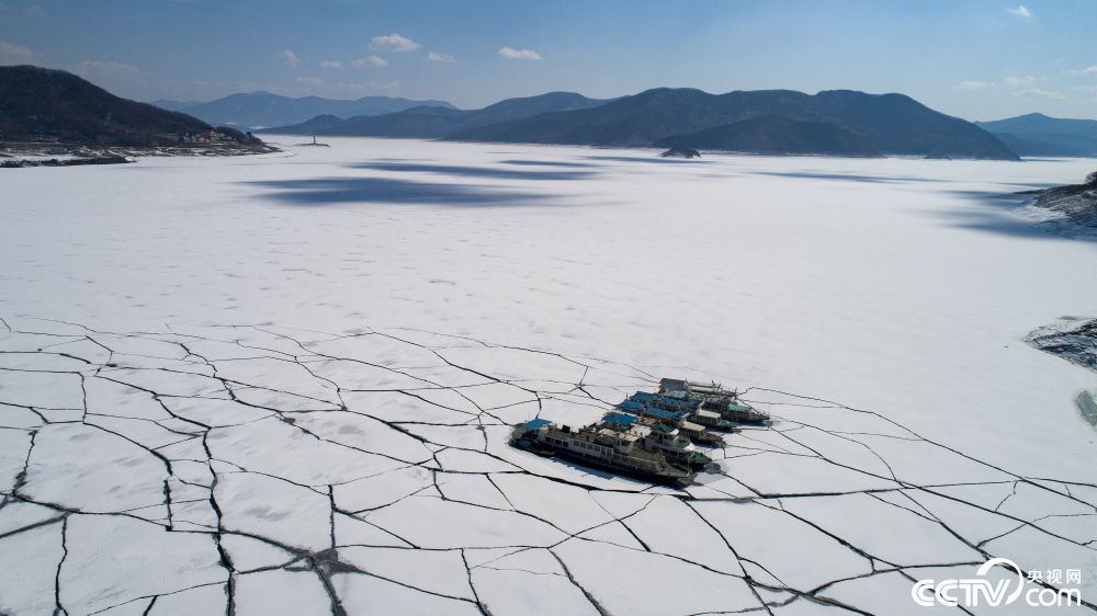松花湖冰面出现大面积裂纹 形似蜘蛛网
