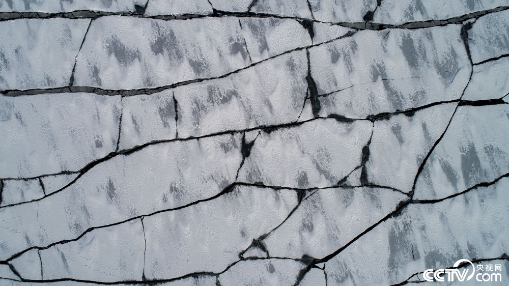 松花湖冰面出现大面积裂纹 形似蜘蛛网