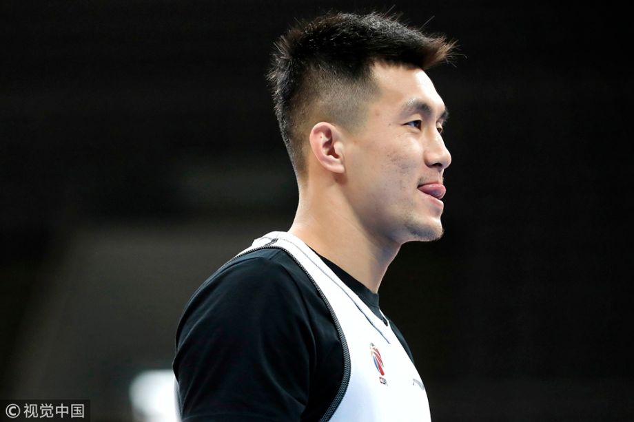 高清组图辽篮备战训练郭艾伦轻松吐舌卖萌