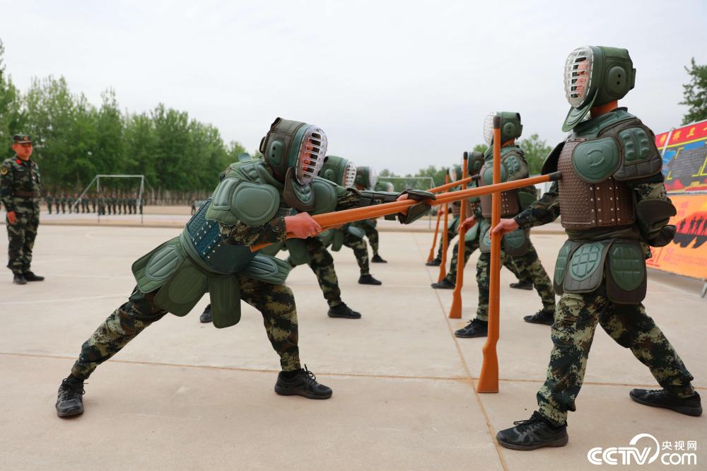 聚焦实战武警北京某部开展刺杀对抗训练