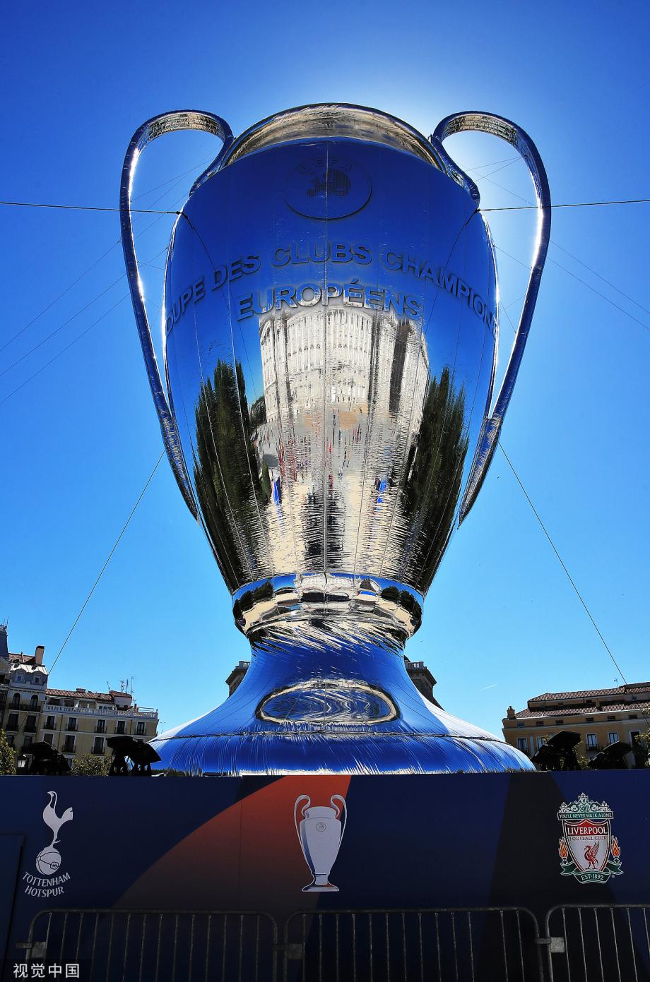 [高清组图]决赛气氛浓郁 马德里现巨型欧冠奖杯