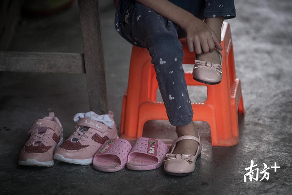 45双脚走出求学路同学两年轮流护送残疾女生上学