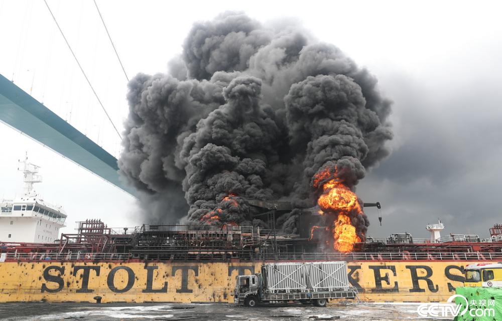 韩国蔚山市一石油运输船爆炸起火