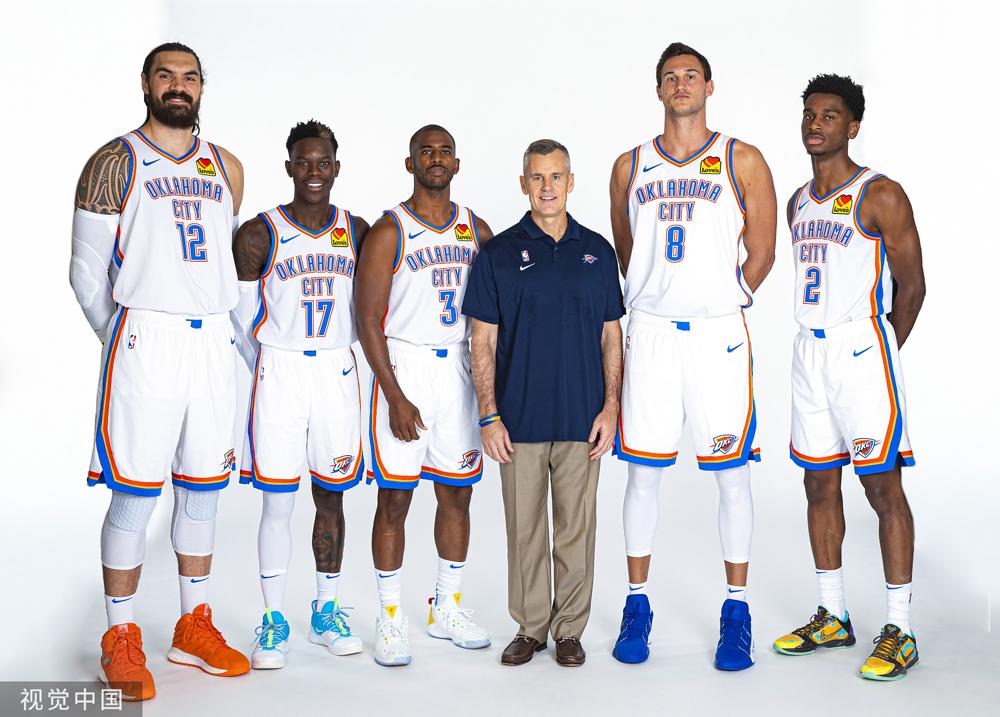 图雷霆拍摄新赛季写真保罗新加盟合影站c位