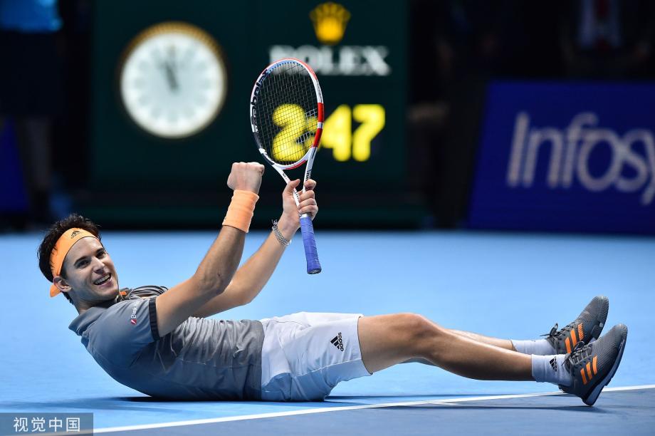 [图]ATP总决赛-蒂姆逆转德约出线 躺地庆祝胜利
