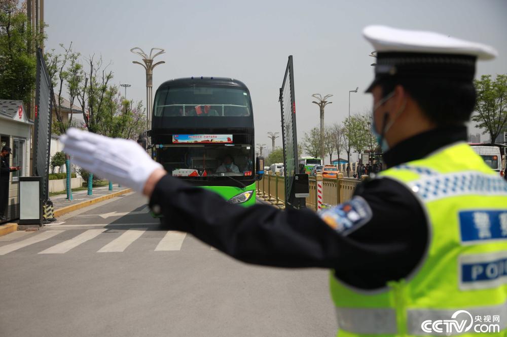 【铁警】铁警护航援鄂医护人员到陕疗养专列