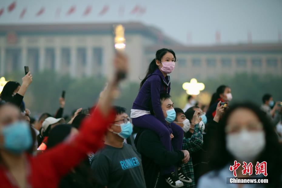 五一劳动节 民众在天安门广场观看升旗仪式 撒萌萌结婚