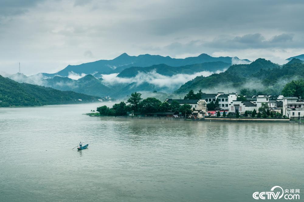 安徽黄山新安江汛期水面云雾缭绕如仙境