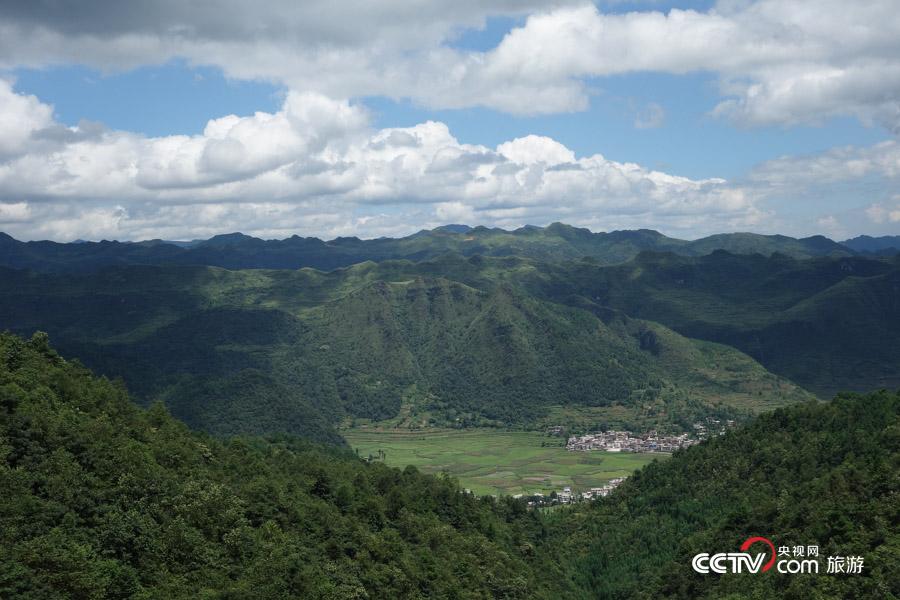 我要分享 央视网消息 《隐秘的角落》火爆今夏,剧中取景地——六峰山