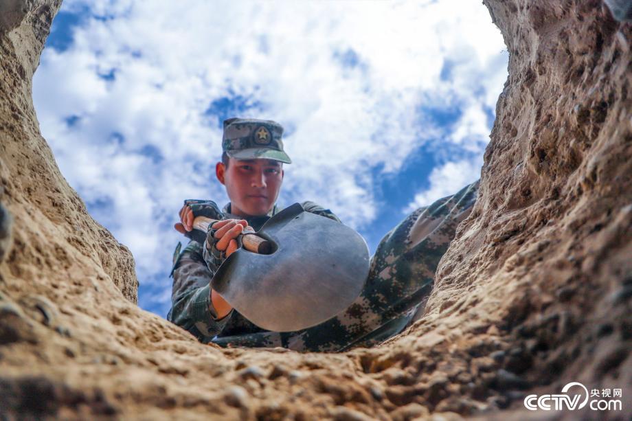 官兵在坚硬土质条件下构筑立姿掩体(周家俊,冯驰宇,孙卓凡摄影报道)