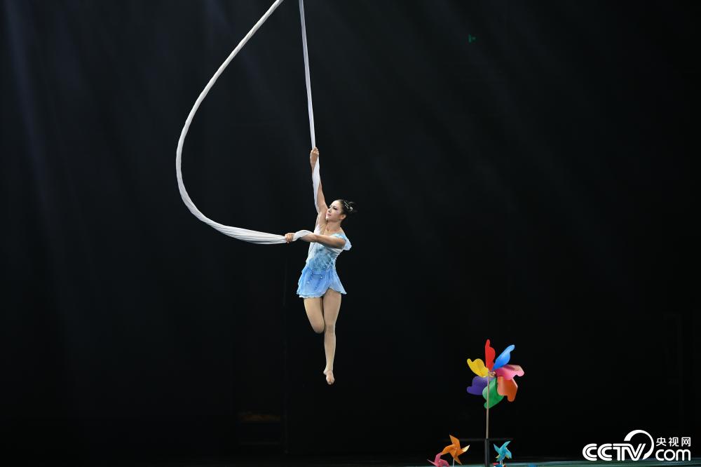 中国吊床舞锦标赛在天津举行