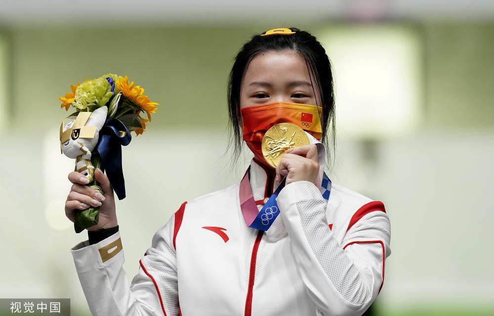 [图]巴赫亲自为奥运首金颁奖 杨倩做出比心动作