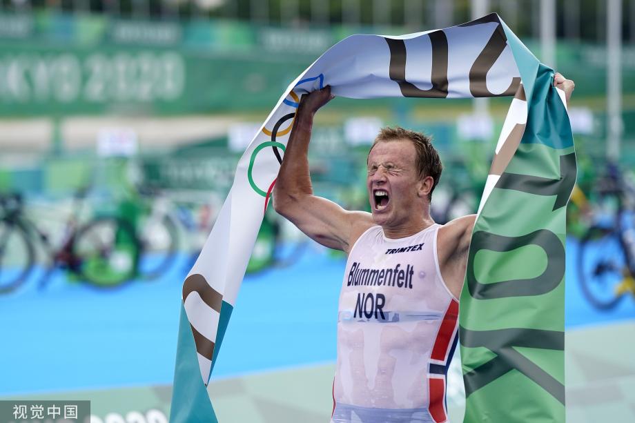 [图]奥运男子铁人三项 挪威选手布鲁门菲尔特夺冠