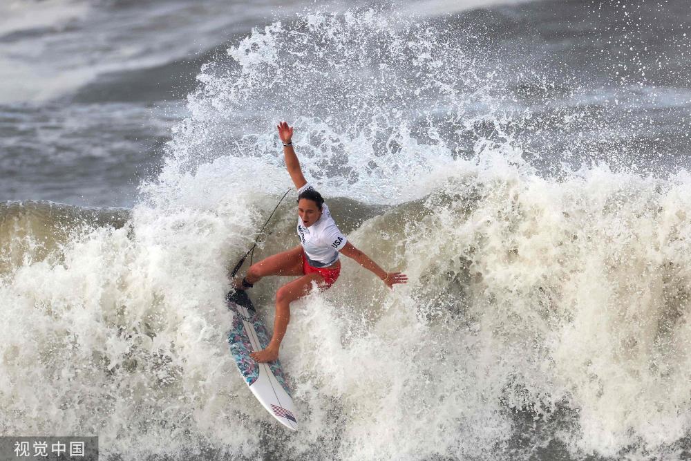 [图]东京奥运会冲浪女子决赛:美国选手摩尔摘金