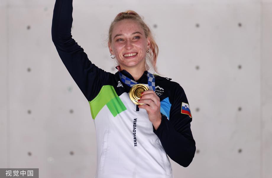 [图]运动攀岩女子全能决赛 斯洛文尼亚选手获得金牌