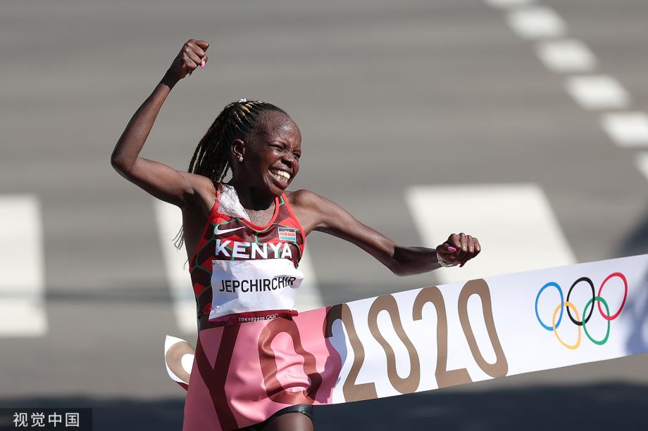 [图]奥运会女子马拉松 肯尼亚选手杰普契奇尔摘金