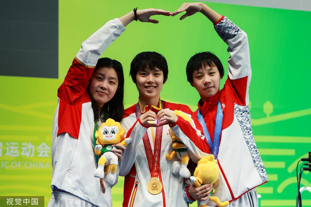 图杨浚瑄全运100自夺冠冠亚季军领奖台花式比心