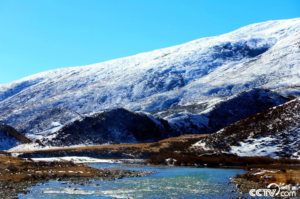 四川甘孜理塘雪山与天空相映成景