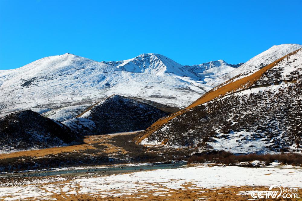 四川甘孜理塘雪山与天空相映成景