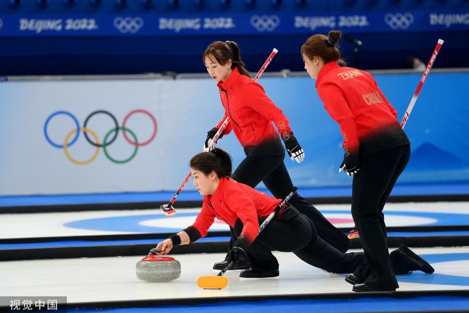 [图]冬奥女子冰壶中国队单局三分 力挫英国夺第三胜