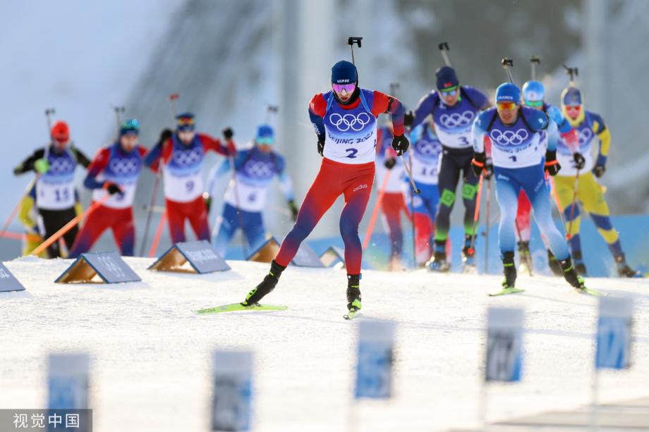 [图]冬季两项男子15公里集体出发 挪威选手夺金