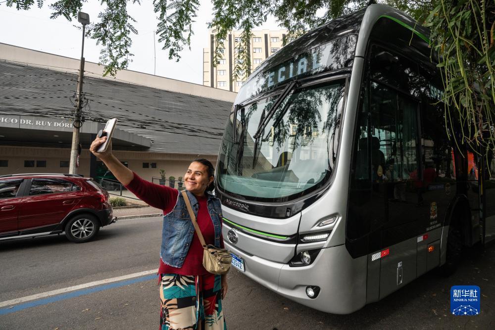 巴西航天城公交绿线上的中国电动大巴