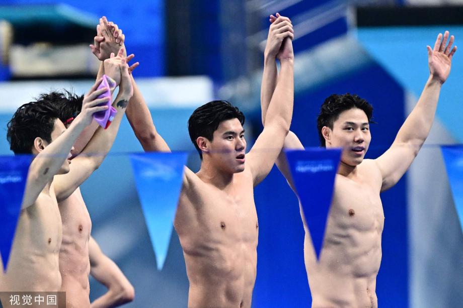 [图]中国游泳男团刷新亚洲纪录摘混合泳接力金牌
