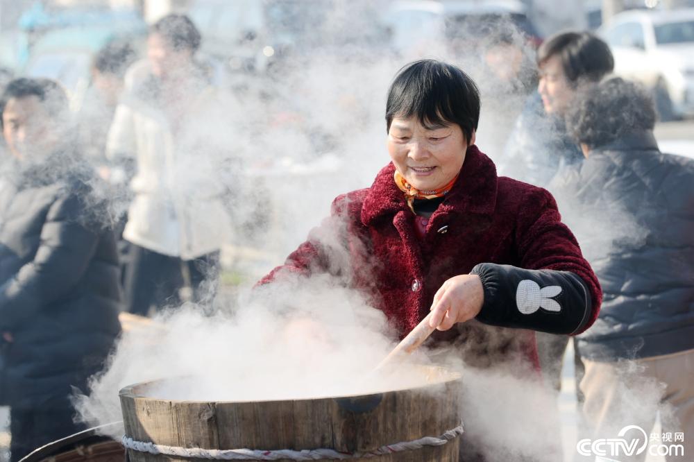 浙江湖州村民打年糕制酥糖迎佳節