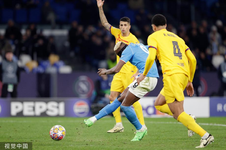 莱万破僵局奥斯梅恩扳平 巴萨1-1那不勒斯