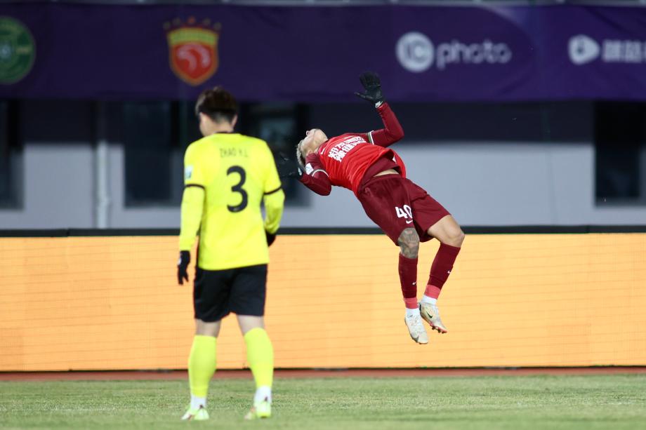 雷文杰推射破门 中超首秀青岛西海岸收获一分