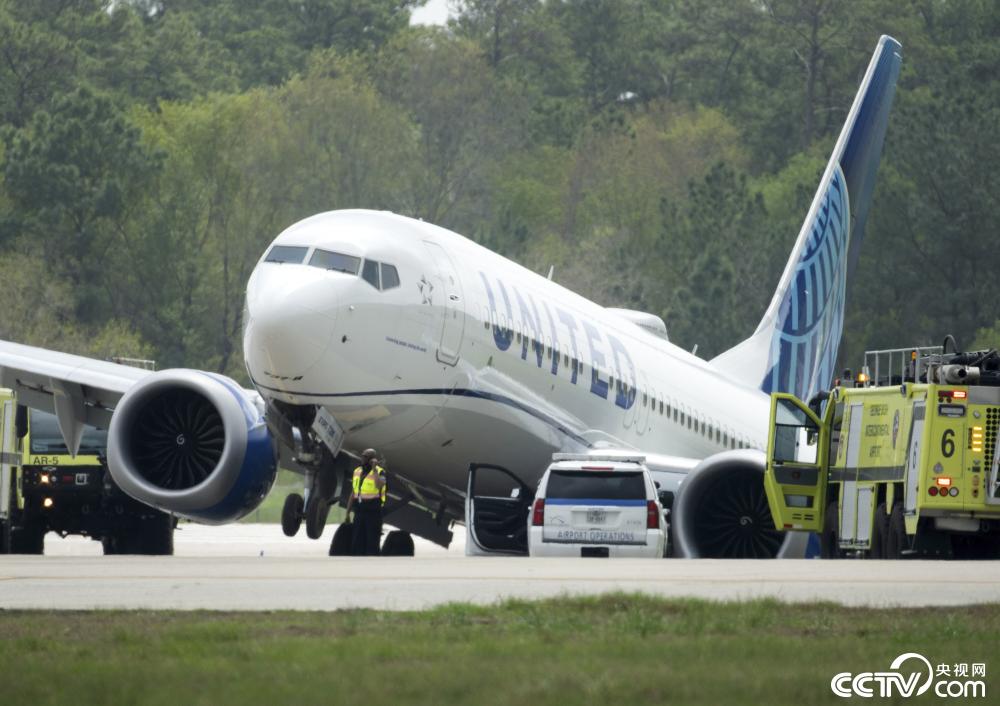 美联航一架波音737max8客机在休斯敦降落时冲出跑道