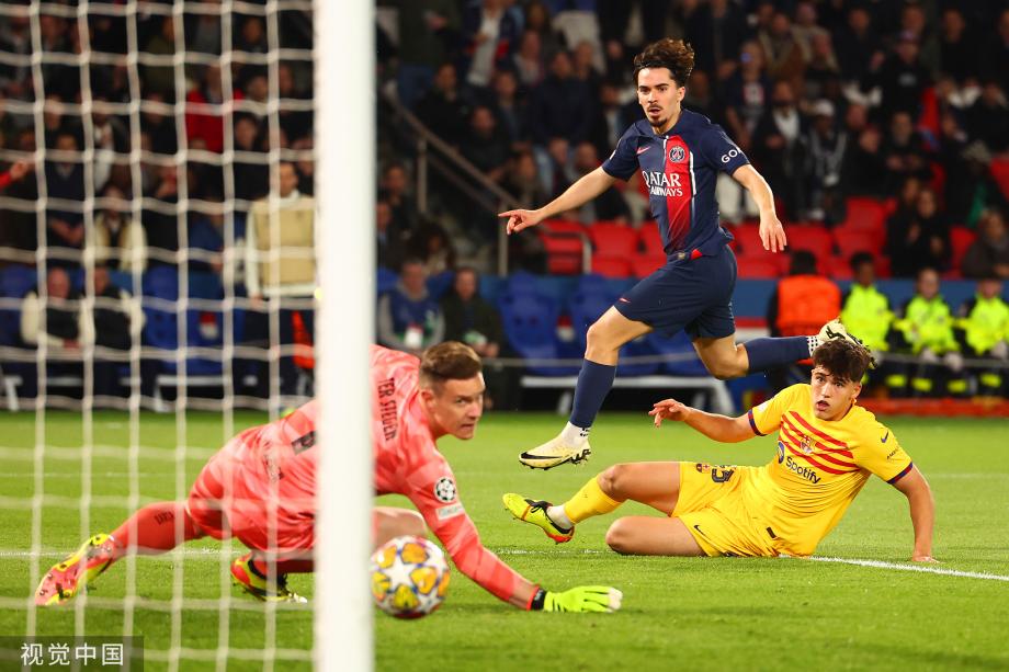 拉菲尼亚双响 巴萨客场3-2巴黎占晋级先机