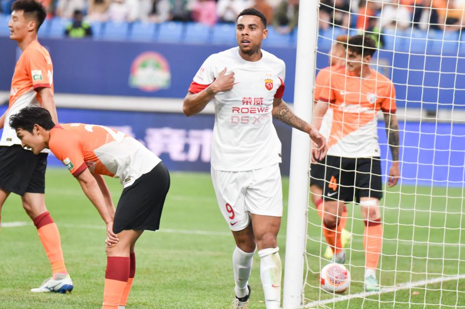 武磊2射1传 上海海港客场5-0大胜青岛海牛