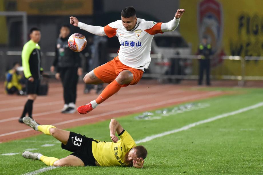 克雷桑罚丢点球 山东泰山0-0闷平青岛西海岸