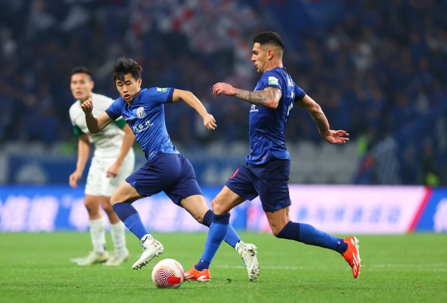 路易斯双响 十人申花4-0十人浙江新赛季10轮不败