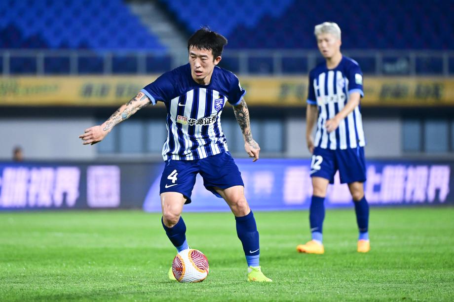 任航制造乌龙 武汉三镇客场击败青岛西海岸