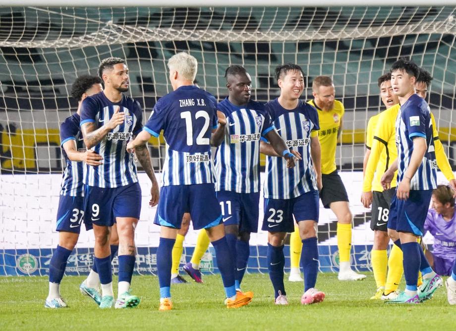 任航制造乌龙 武汉三镇客场击败青岛西海岸
