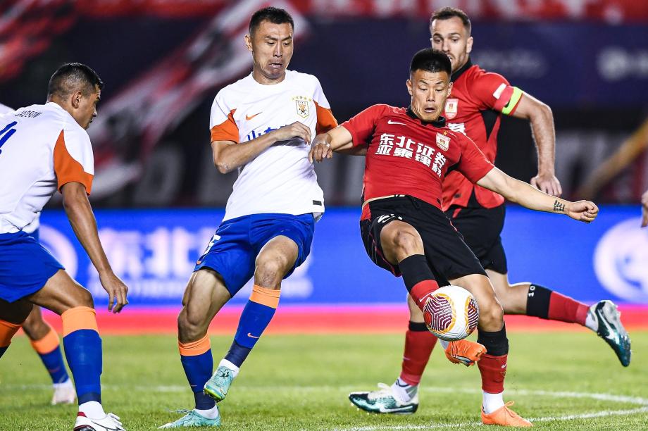 中超-塞尔吉尼奥双响 山东泰山2-2长春亚泰两连平