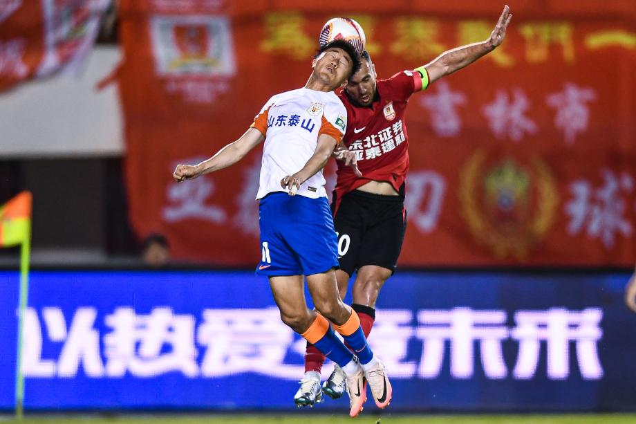 中超-塞尔吉尼奥双响 山东泰山2-2长春亚泰两连平