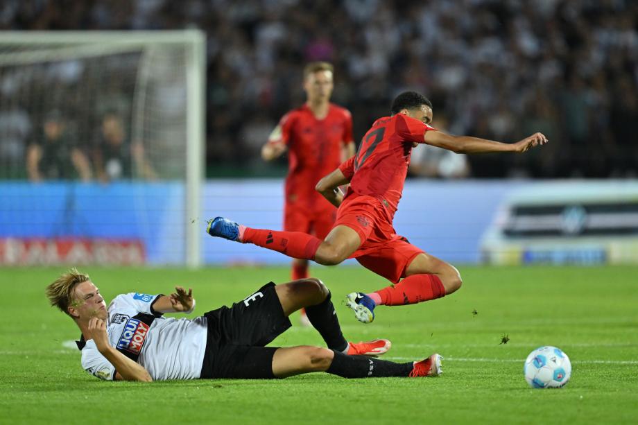 德国杯-穆勒2射1传凯恩破门 拜仁4-0乌尔姆