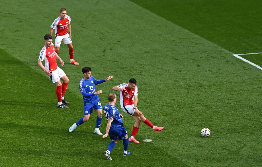 马丁内利传射 阿森纳补时连入两球4-2莱斯特城